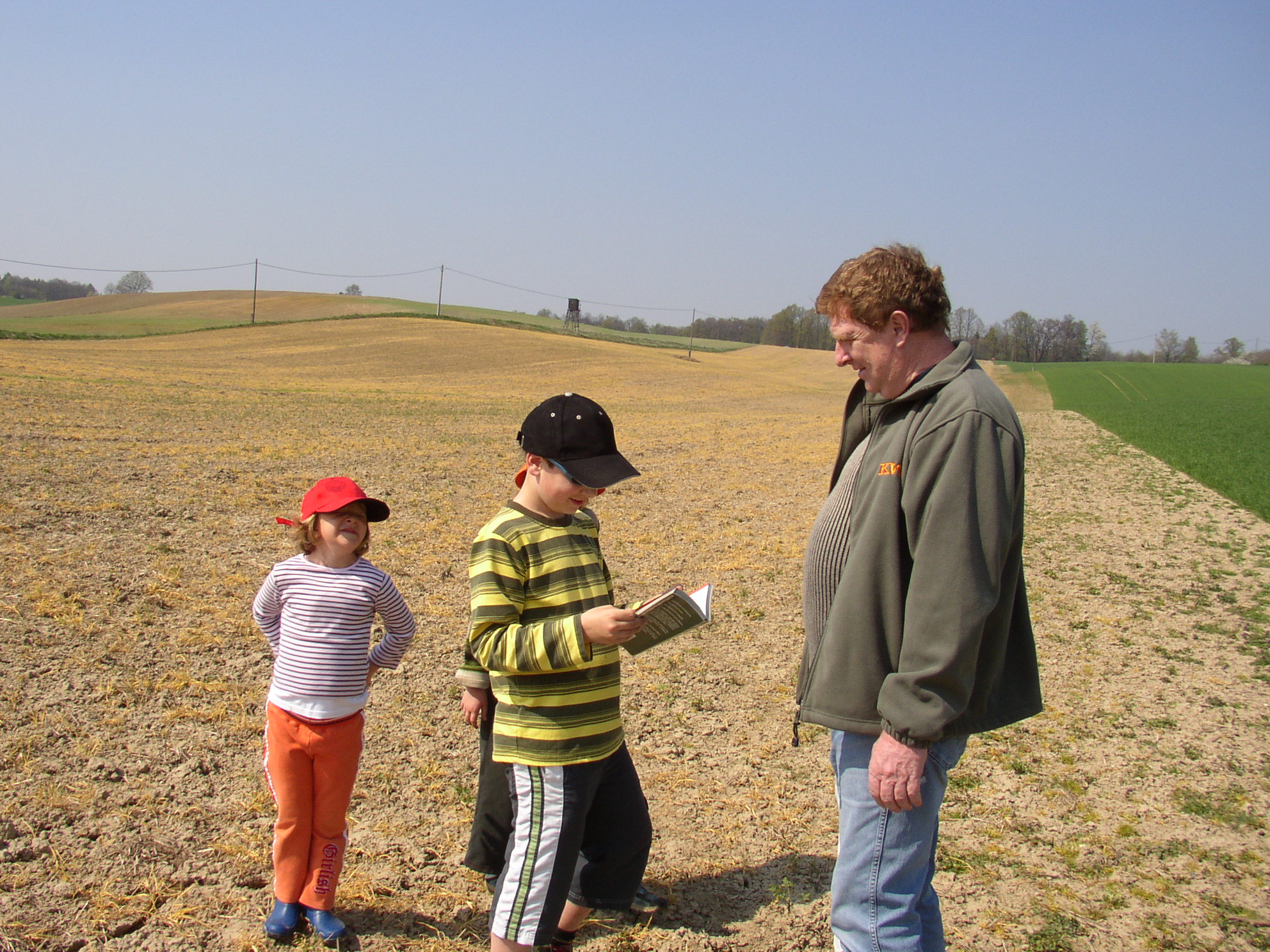 s dědou na poli.JPG